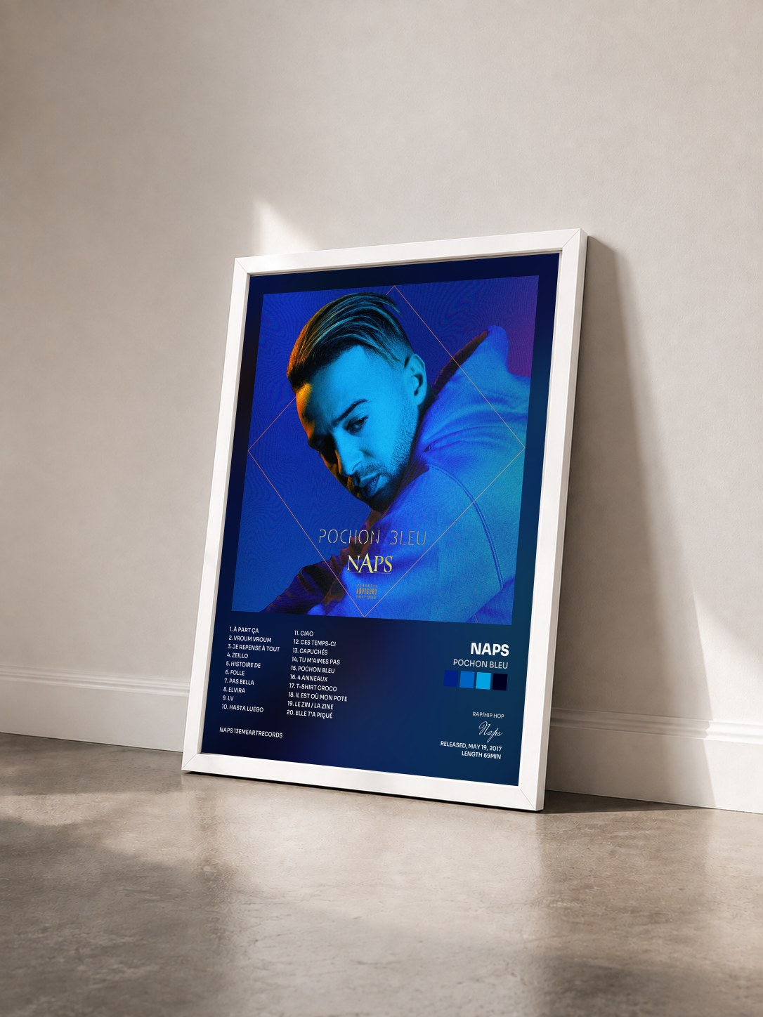 #blanc Tableau de l'album Pochon bleu de Naps vu de trois quarts, cadre blanc