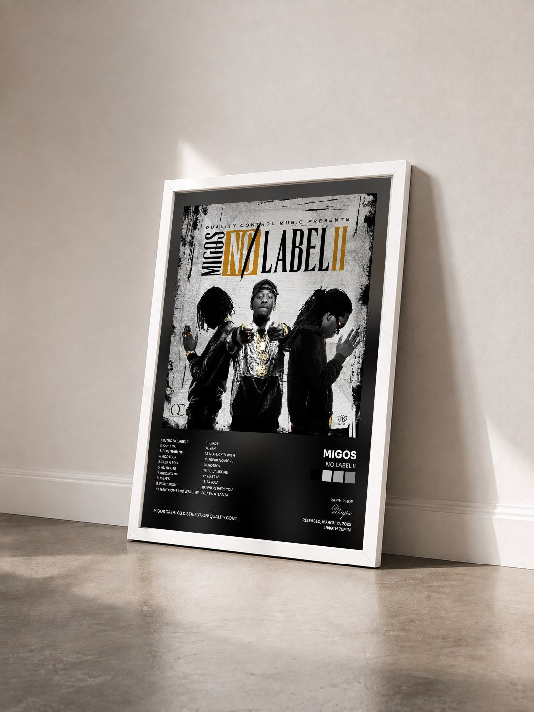 #blanc Tableau de l'album No Label II de Migos vu de trois quarts, cadre blanc