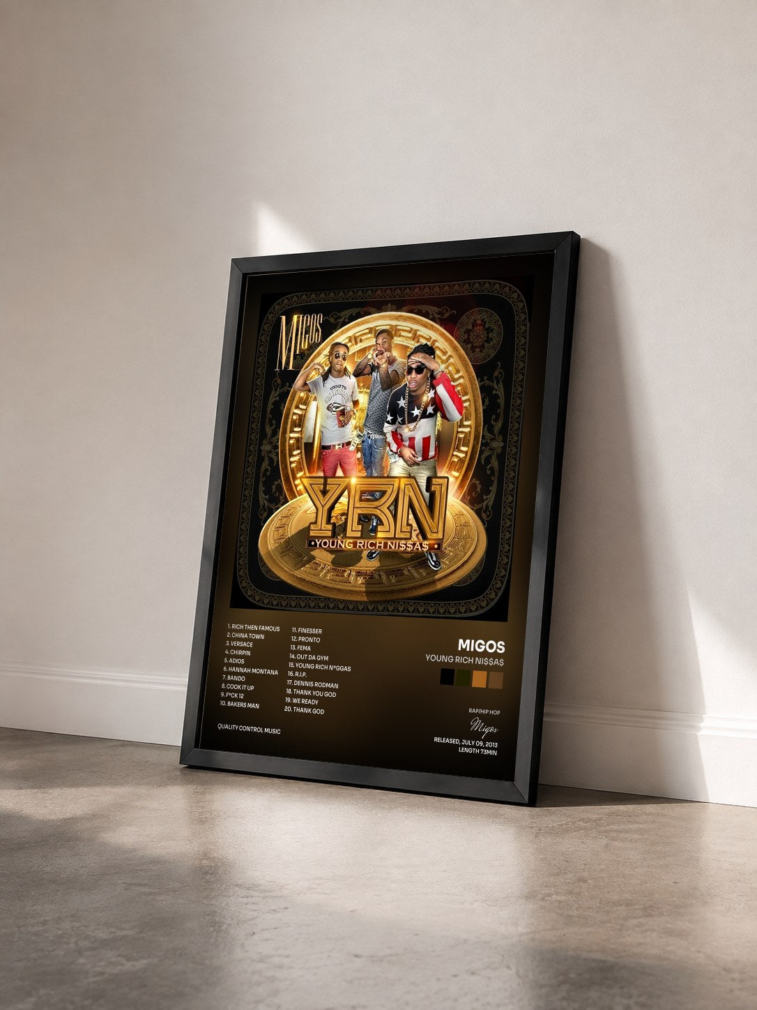 #noir Tableau de l'album Young Rich Ni$$a$ de Migos vu de trois quarts, cadre noir