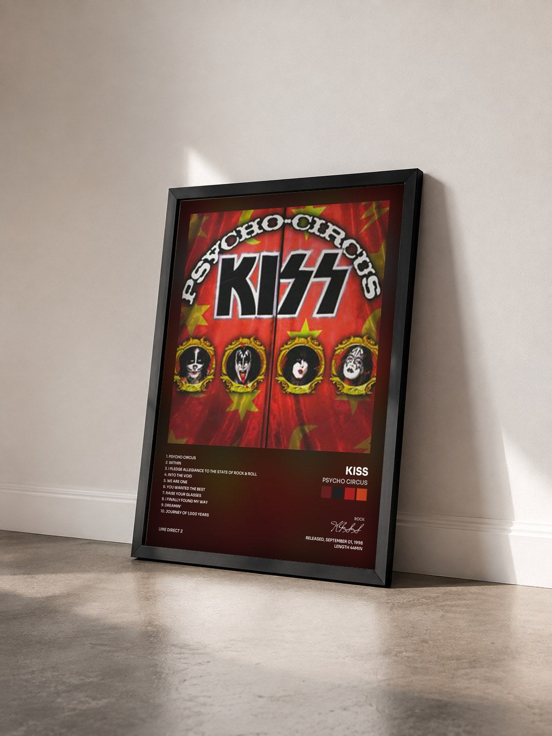 #noir Psycho Circus von KISS als gerahmter Kunstdruck von schräg gesehen, schwarzer Rahmen