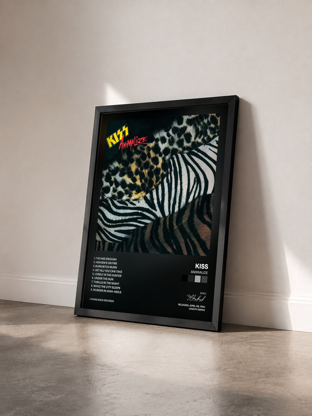 #noir Animalize von KISS als gerahmter Kunstdruck von schräg gesehen, schwarzer Rahmen