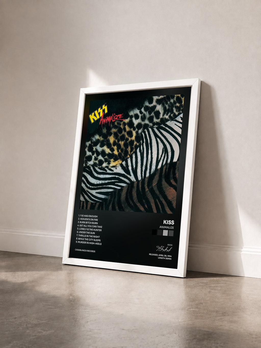 #blanc Animalize von KISS als gerahmter Kunstdruck von schräg gesehen, weißer Rahmen