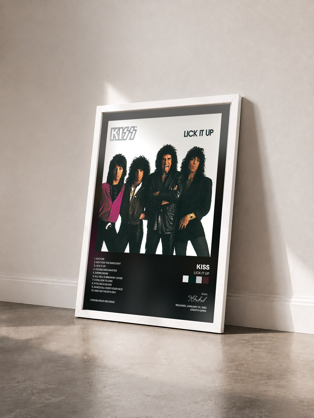 #blanc Lick It Up von KISS als gerahmter Kunstdruck von schräg gesehen, weißer Rahmen