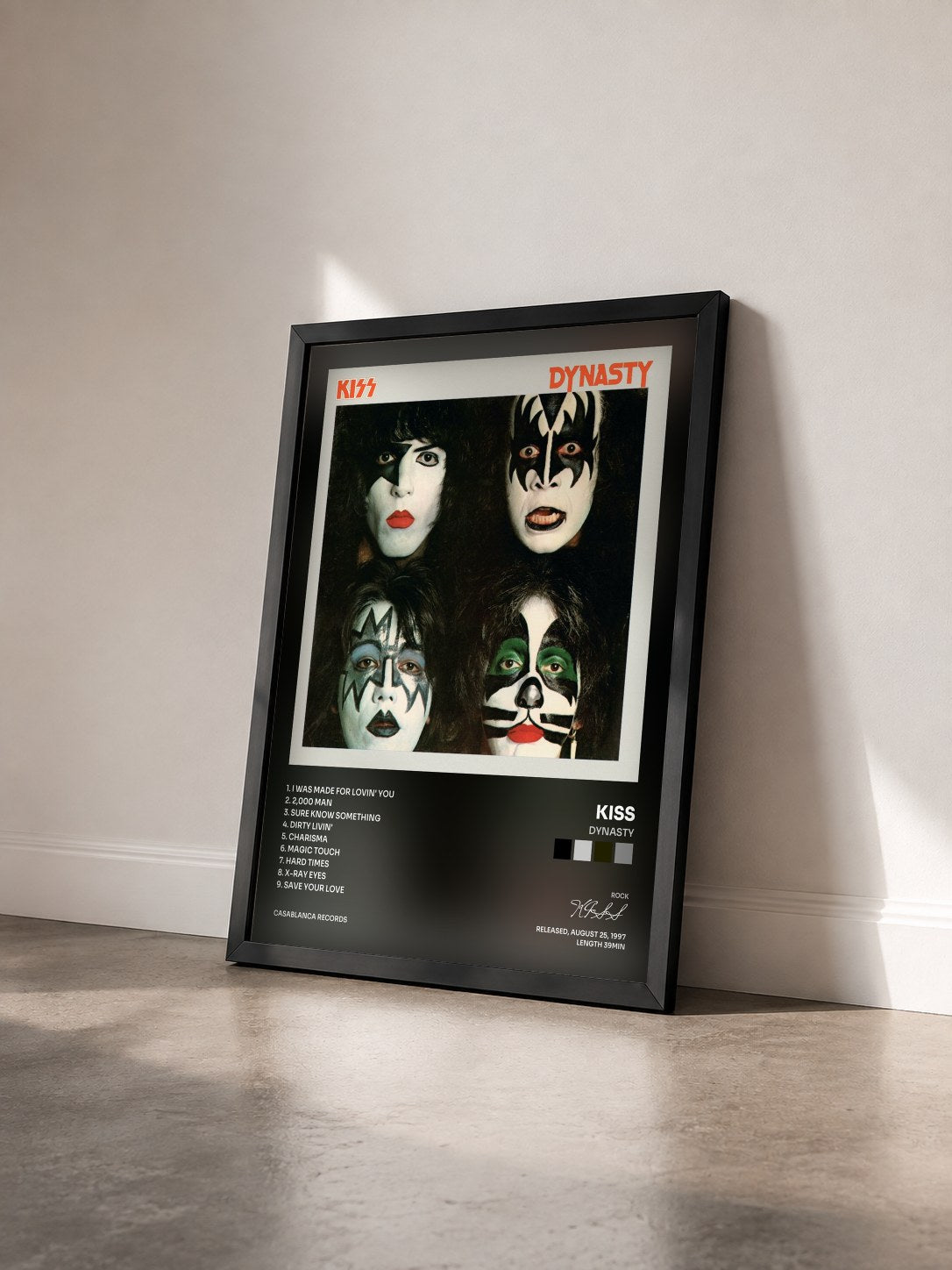 #noir Dynasty von KISS als gerahmter Kunstdruck von schräg gesehen, schwarzer Rahmen