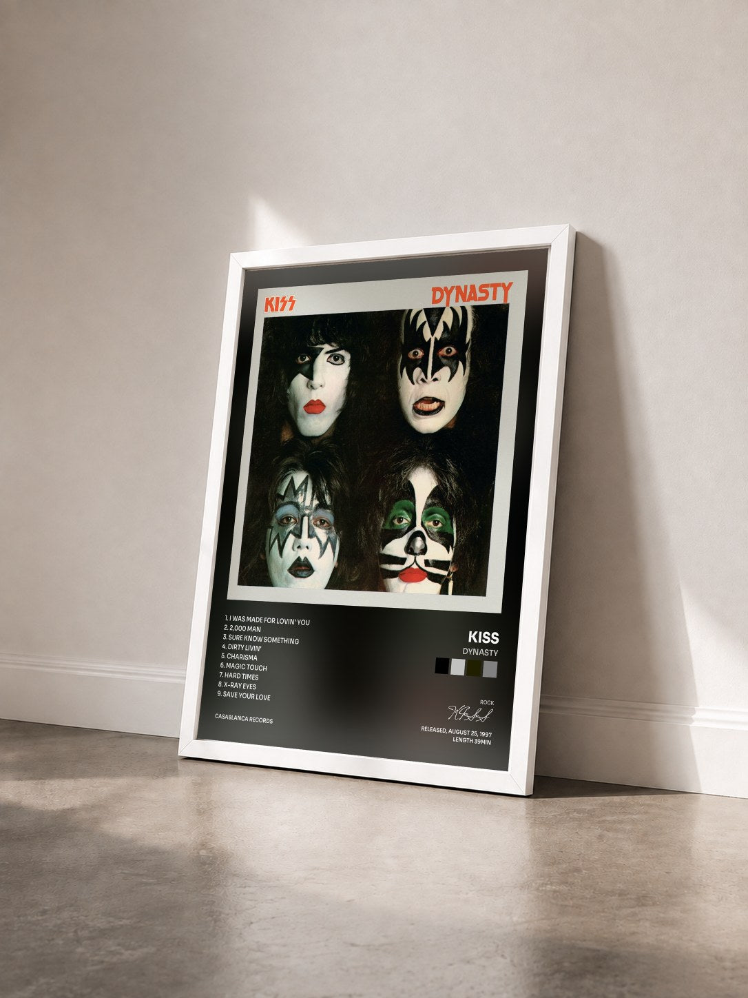 #blanc Dynasty von KISS als gerahmter Kunstdruck von schräg gesehen, weißer Rahmen