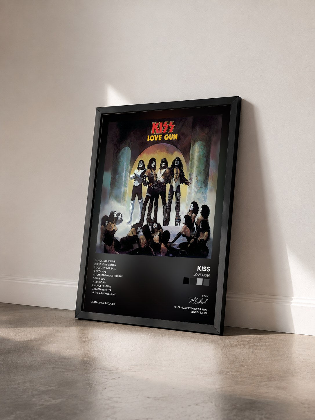 #noir Love Gun von KISS als gerahmter Kunstdruck von schräg gesehen, schwarzer Rahmen