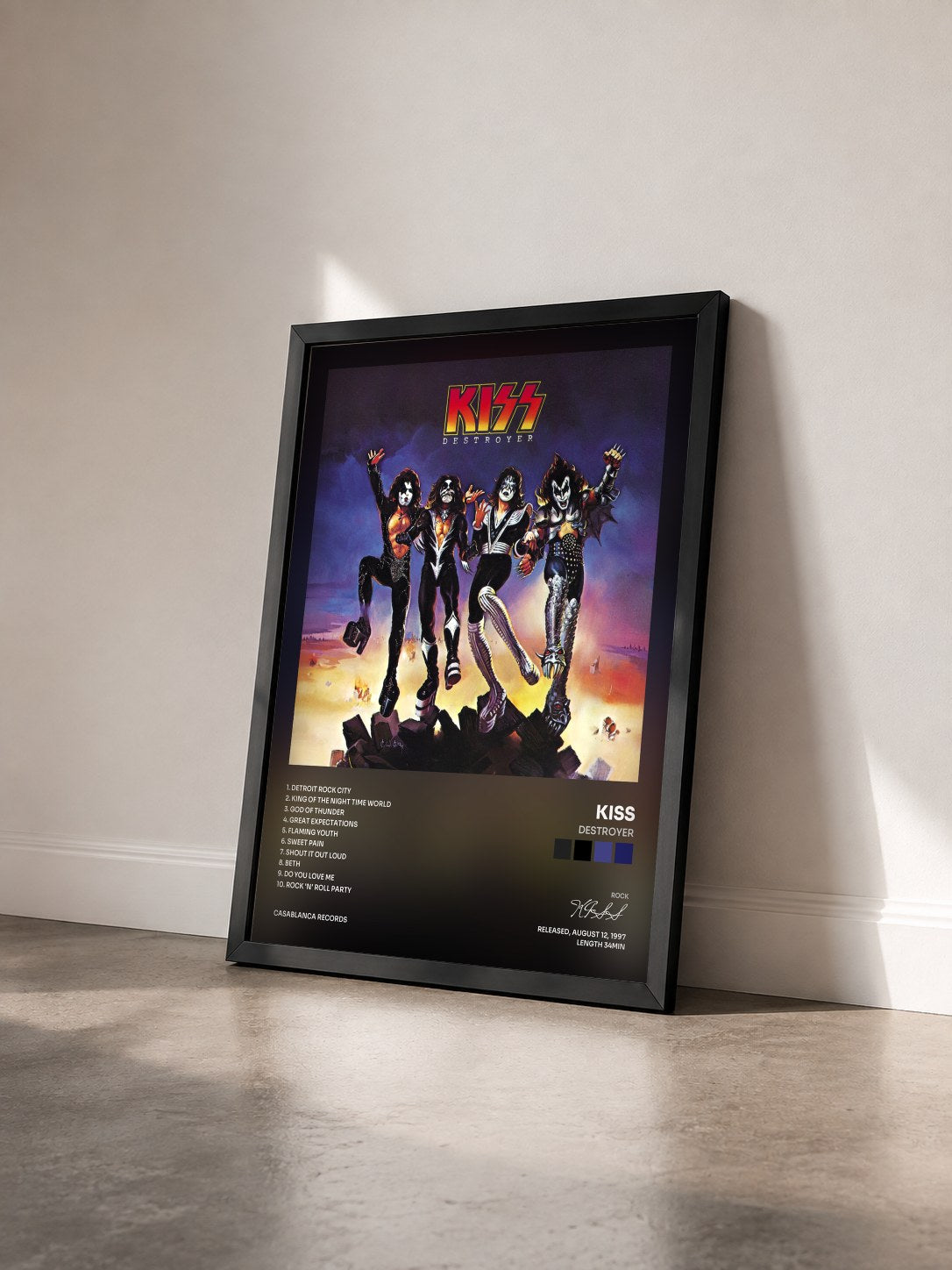 #noir Destroyer von KISS als gerahmter Kunstdruck von schräg gesehen, schwarzer Rahmen