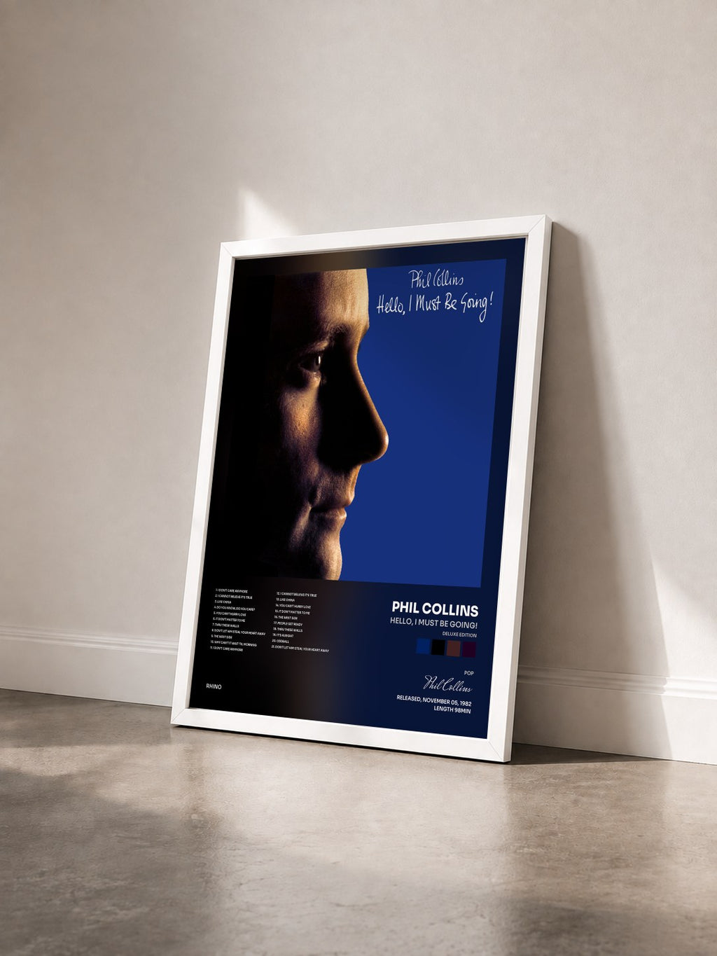 #blanc Hello, I Must Be Going! (Deluxe Edition) di Phil Collins in stampa incorniciata vista di tre quarti, cornice bianca