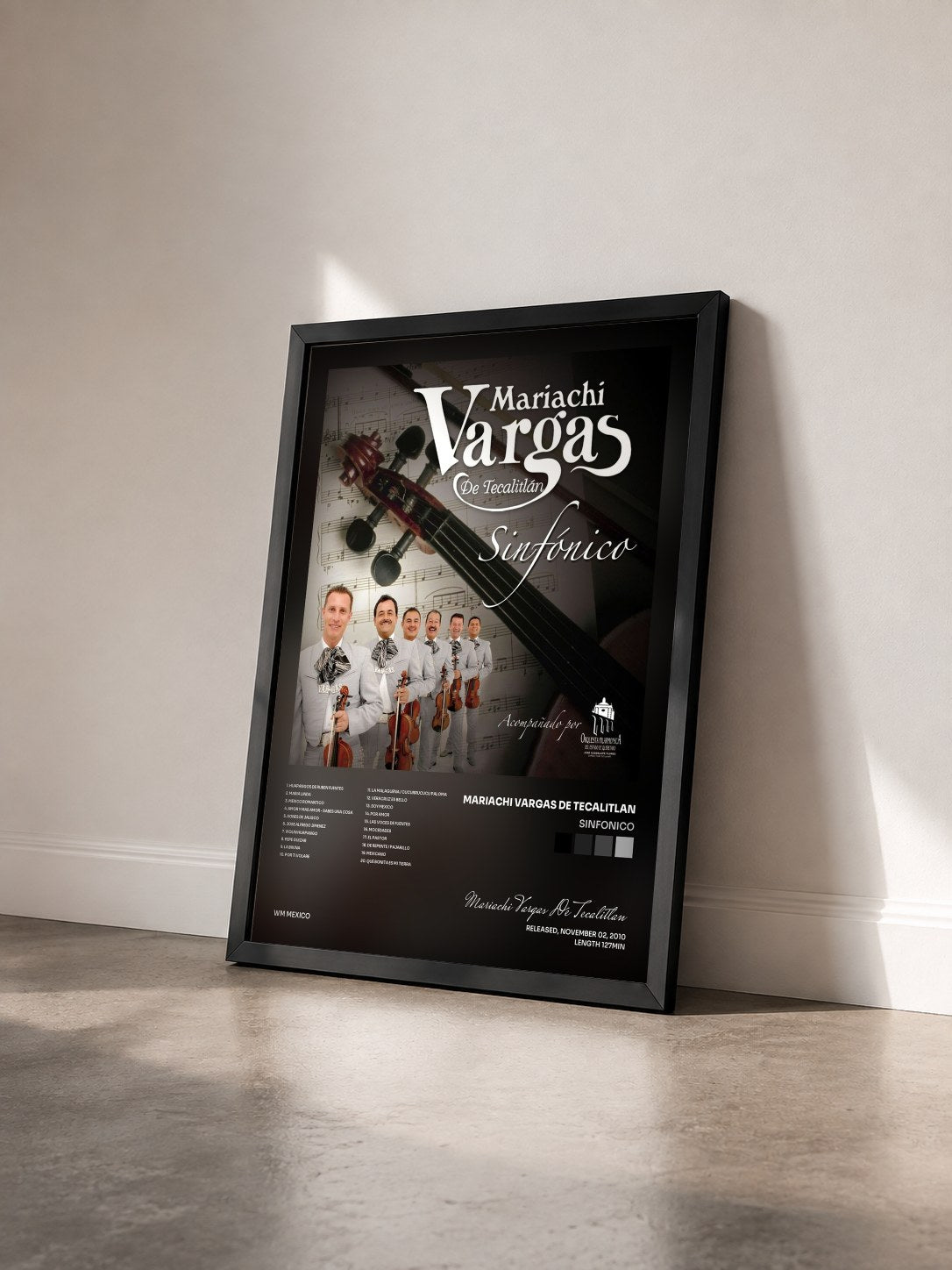 #noir Tableau de l'album Sinfonico de Mariachi Vargas De Tecalitlan vu de trois quarts, cadre noir