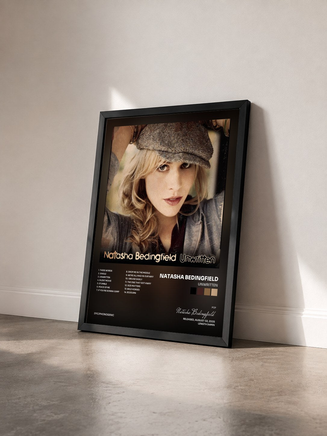 #noir Tableau de l'album Unwritten de Natasha Bedingfield vu de trois quarts, cadre noir