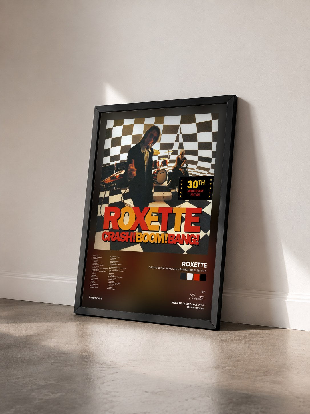 #noir Crash! Boom! Bang! 30th Anniversary Edition von Roxette als gerahmter Kunstdruck von schräg gesehen, schwarzer Rahmen