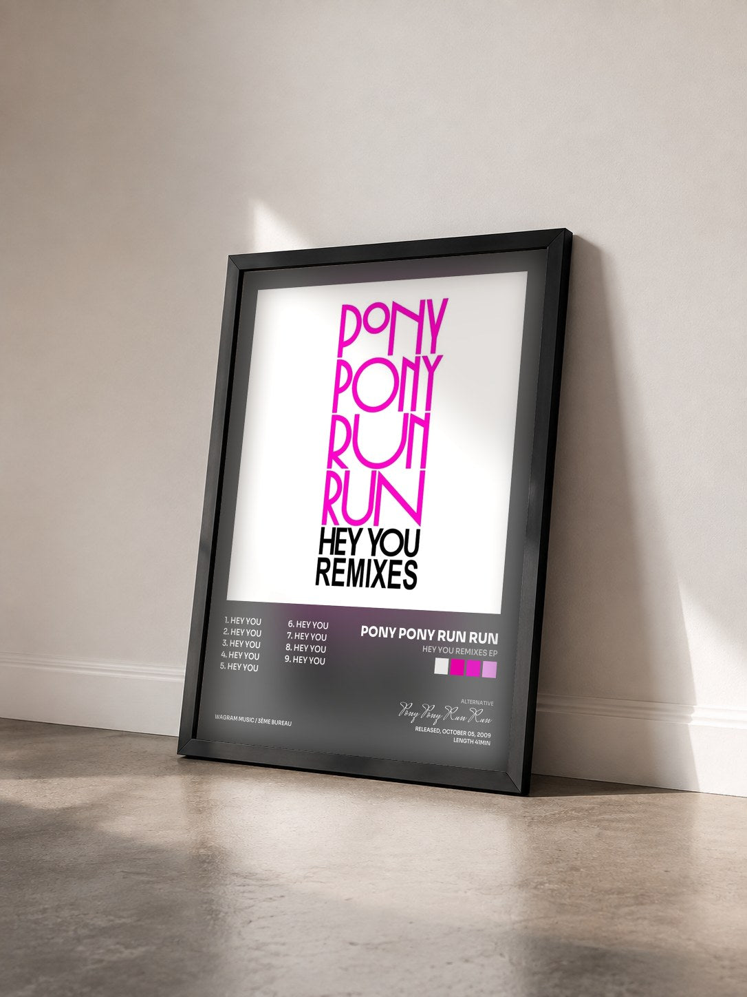 #noir Tableau de l'album Hey You Remixes EP de Pony Pony Run Run vu de trois quarts, cadre noir