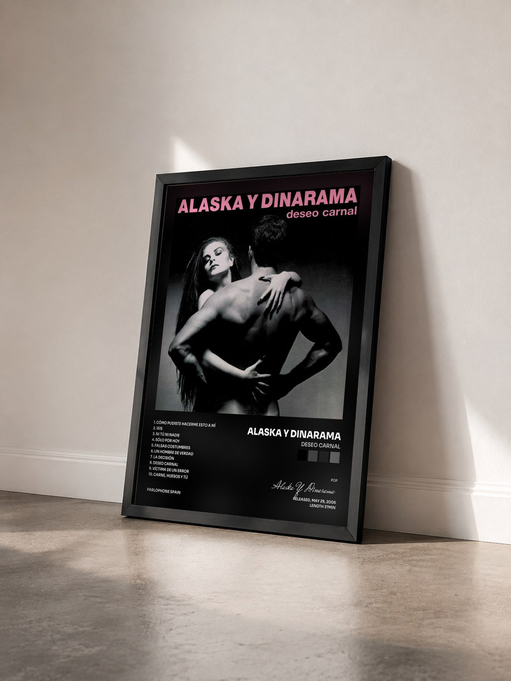 #noir Tableau de l'album Deseo Carnal de Alaska Y Dinarama vu de trois quarts, cadre noir