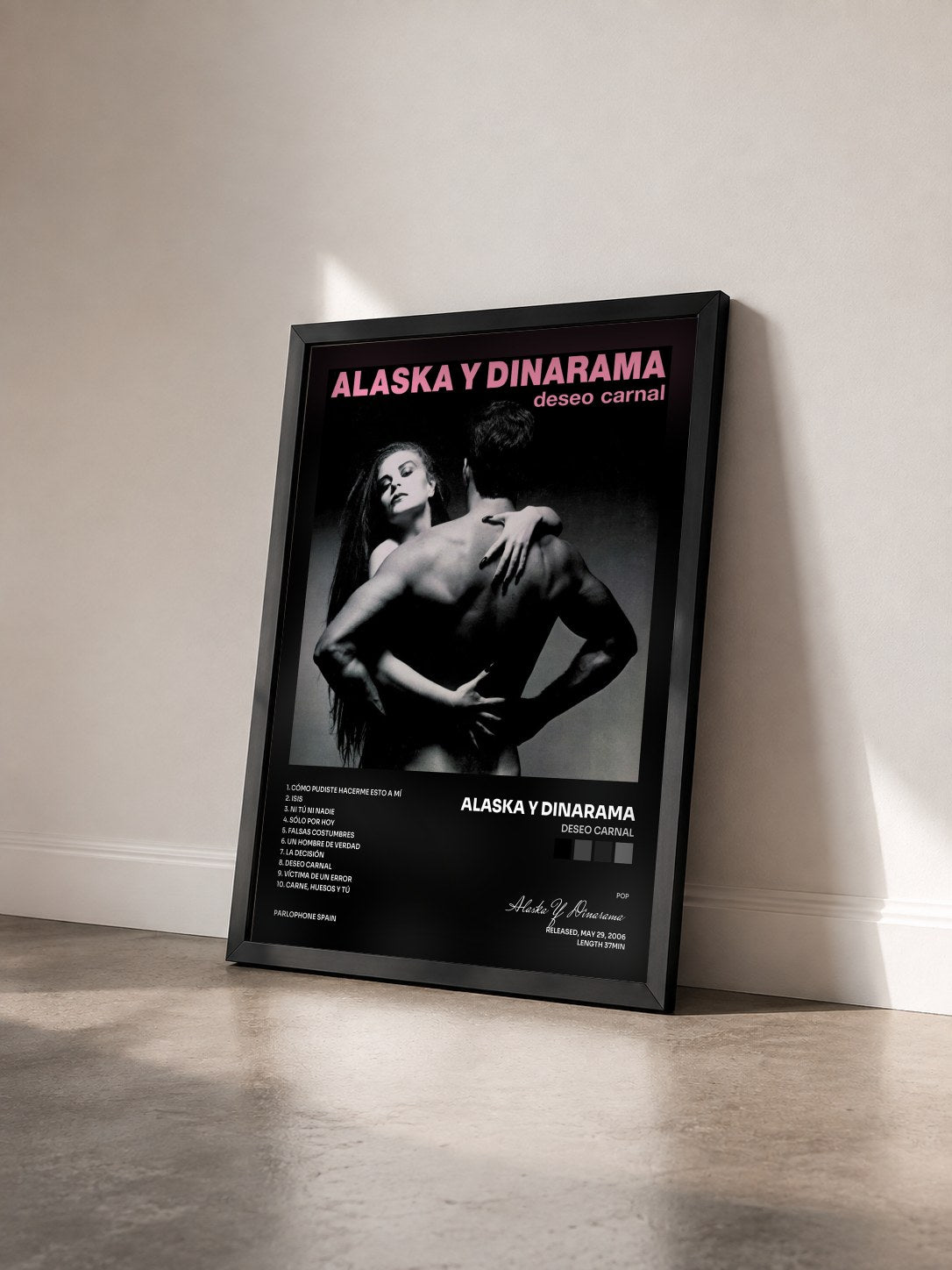 #noir Tableau de l'album Deseo Carnal de Alaska Y Dinarama vu de trois quarts, cadre noir