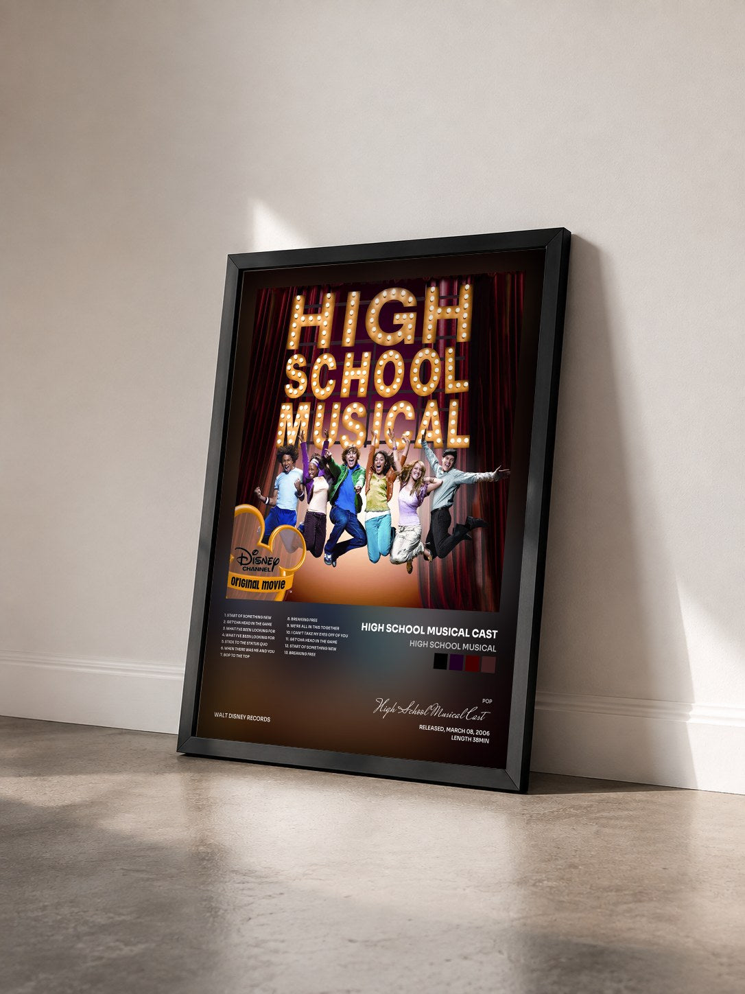 #noir High School Musical von High School Musical Cast als gerahmter Kunstdruck von schräg gesehen, schwarzer Rahmen