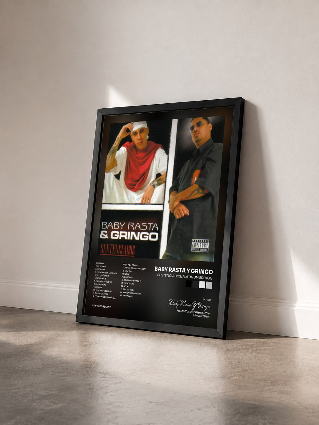 #noir Sentenciados: Platinum Edition von Baby Rasta Y Gringo als gerahmter Kunstdruck von schräg gesehen, schwarzer Rahmen
