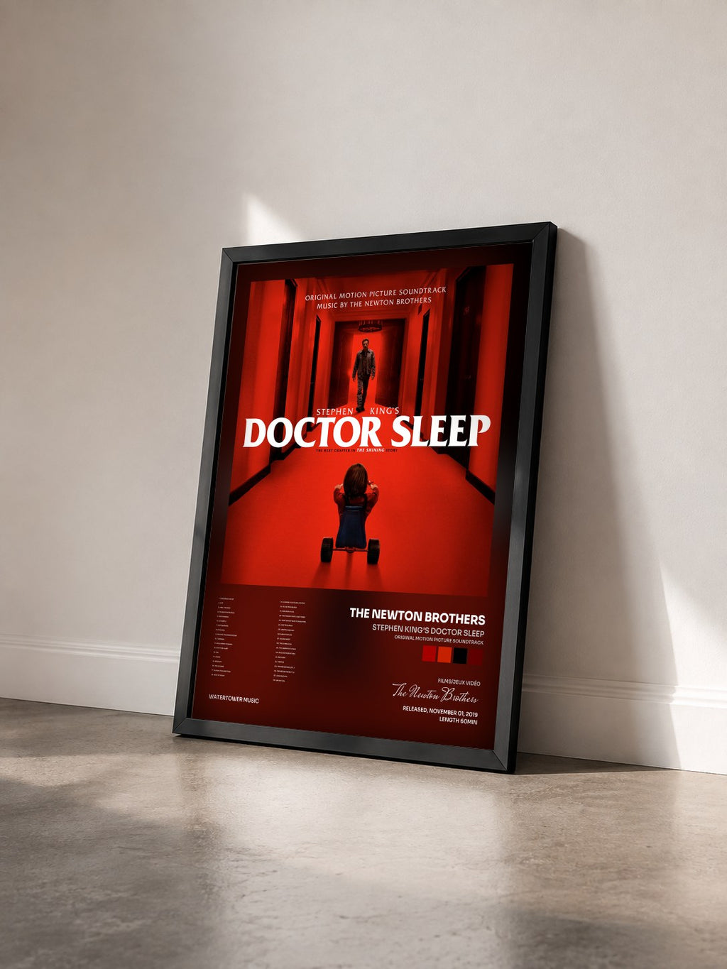 #noir Stephen King's Doctor Sleep (Original Motion Picture Soundtrack) von The Newton Brothers als gerahmter Kunstdruck von schräg gesehen, schwarzer Rahmen
