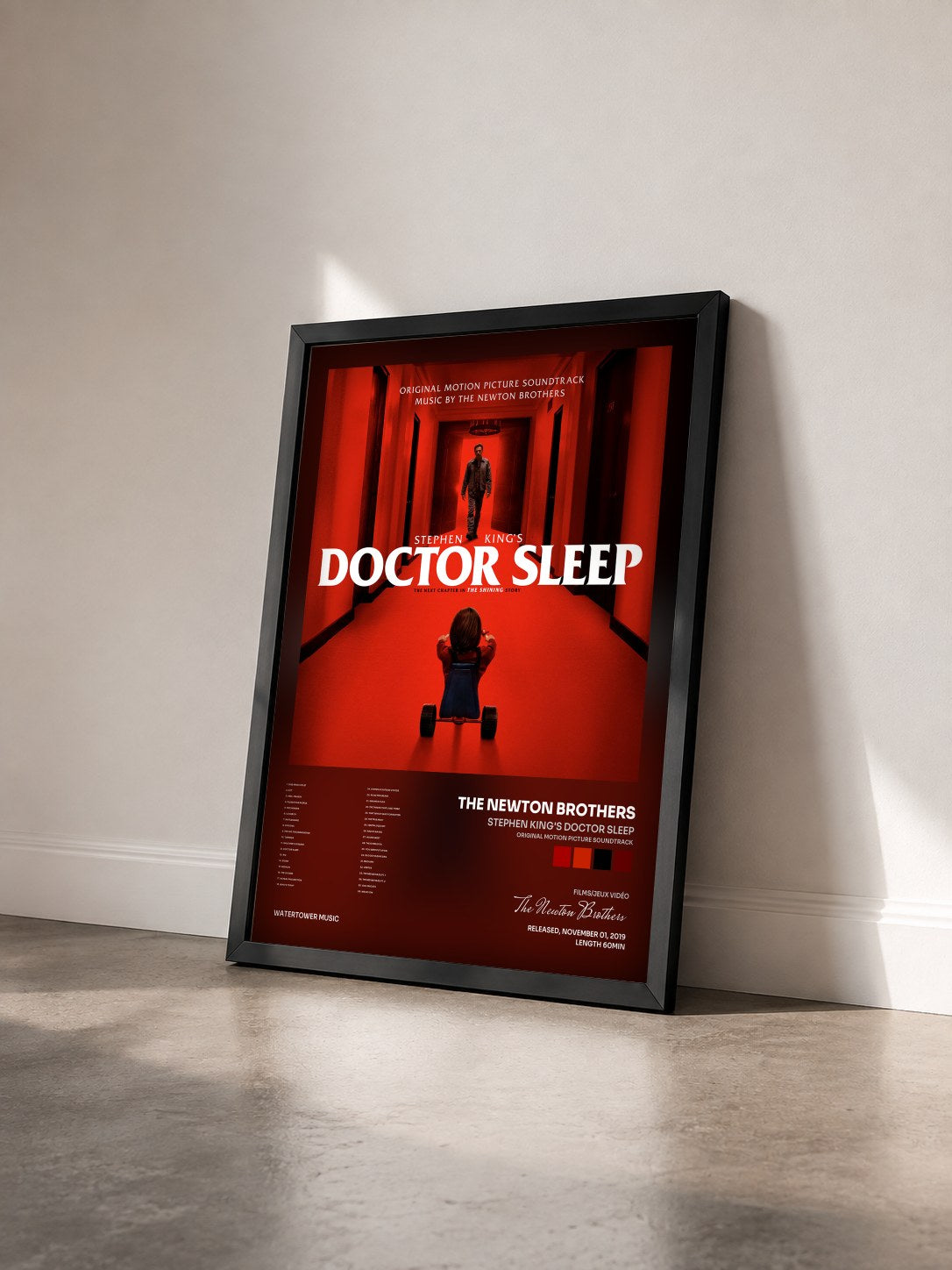 #noir Tableau de l'album Stephen King's Doctor Sleep (Original Motion Picture Soundtrack) de The Newton Brothers vu de trois quarts, cadre noir