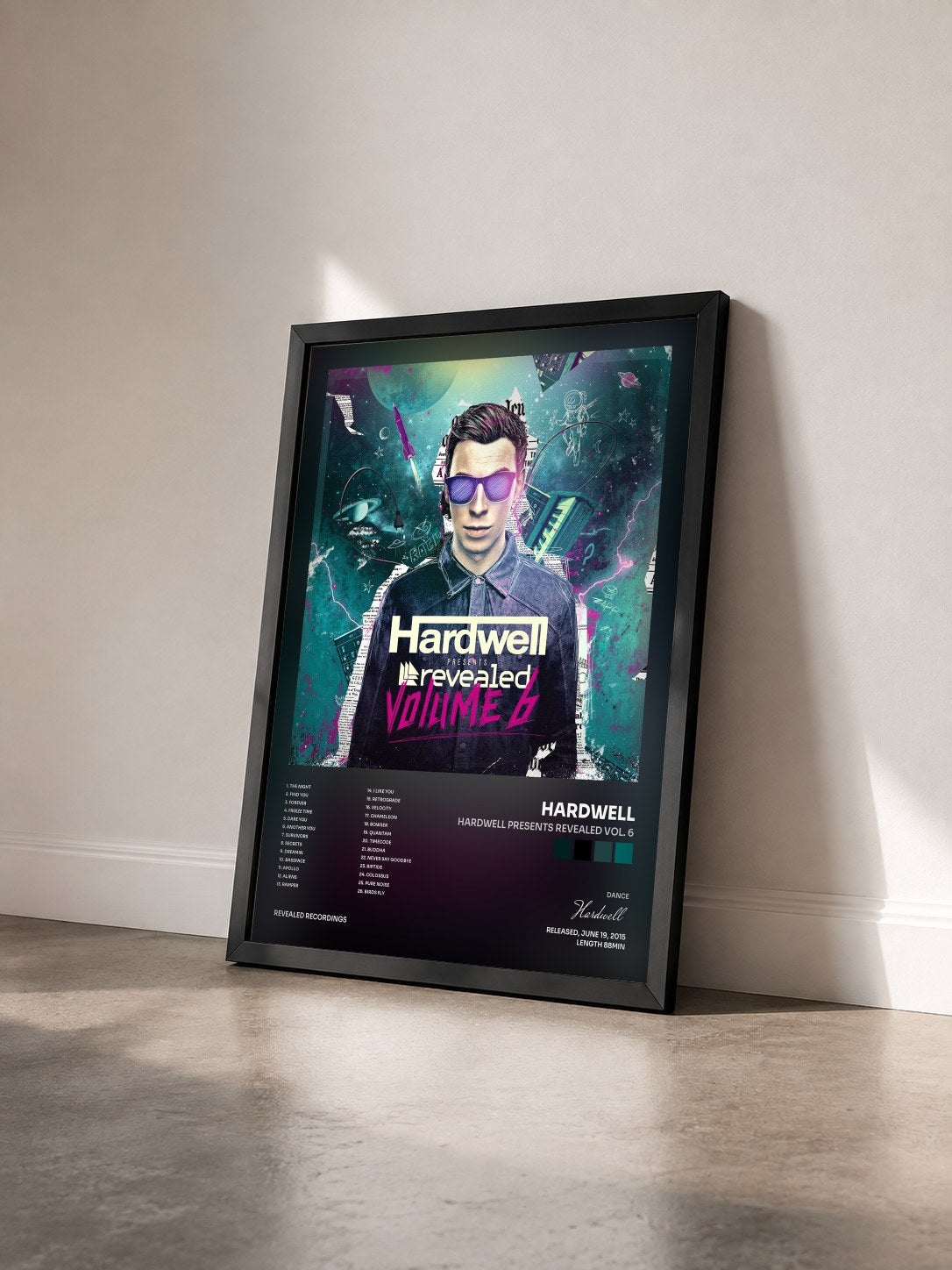 #noir Hardwell presents Revealed Vol. 6 di Hardwell in stampa incorniciata vista di tre quarti, cornice nera