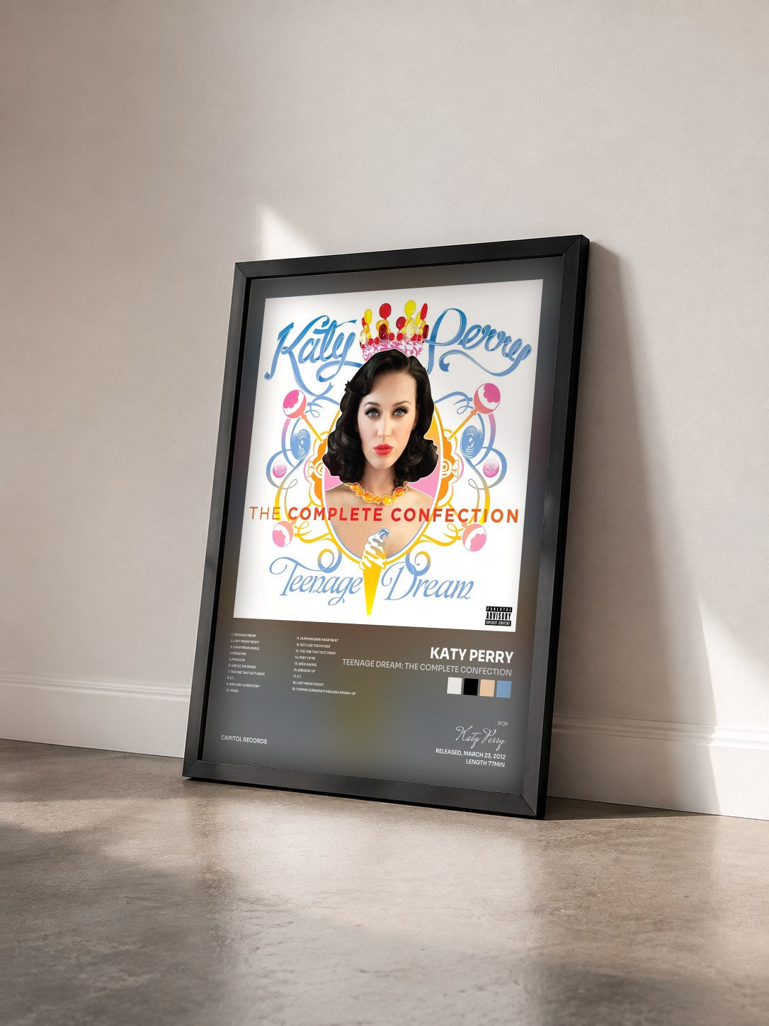 #noir Teenage Dream: The Complete Confection di Katy Perry in stampa incorniciata vista di tre quarti, cornice nera