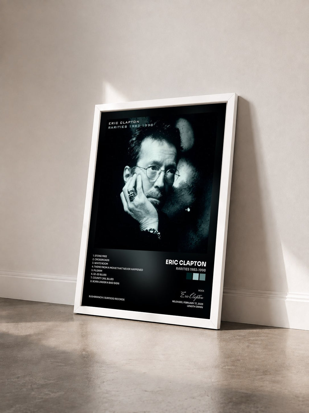 #blanc Rarities 1983-1998 von Eric Clapton als gerahmter Kunstdruck von schräg gesehen, weißer Rahmen