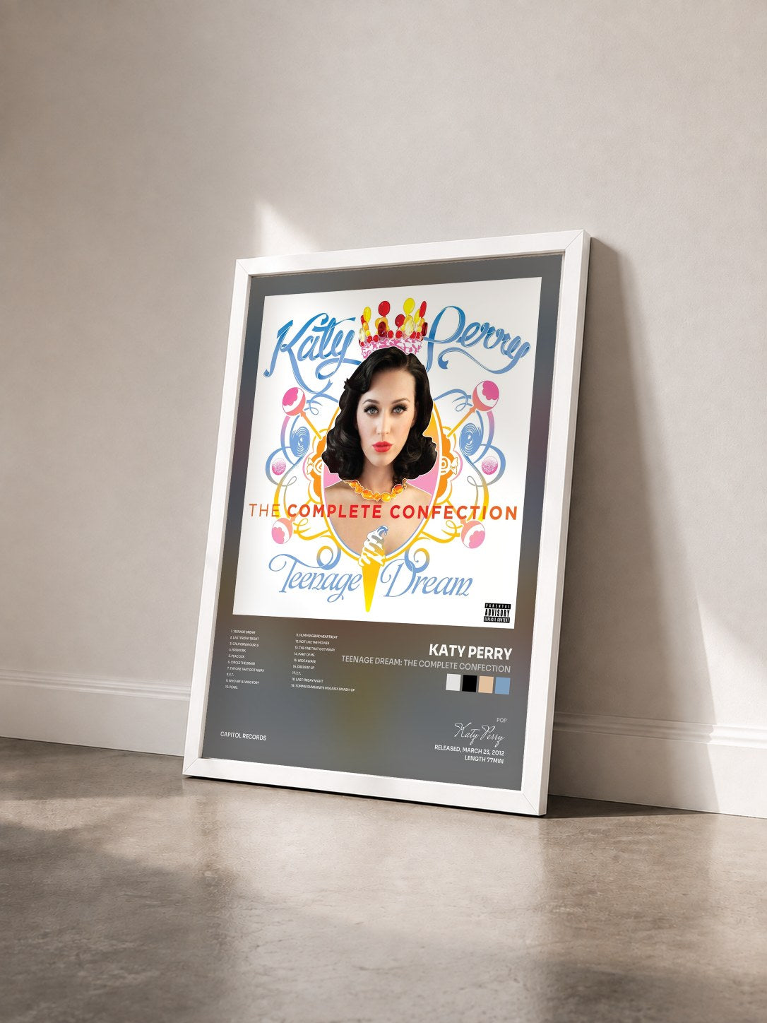 #blanc Teenage Dream: The Complete Confection di Katy Perry in stampa incorniciata vista di tre quarti, cornice bianca