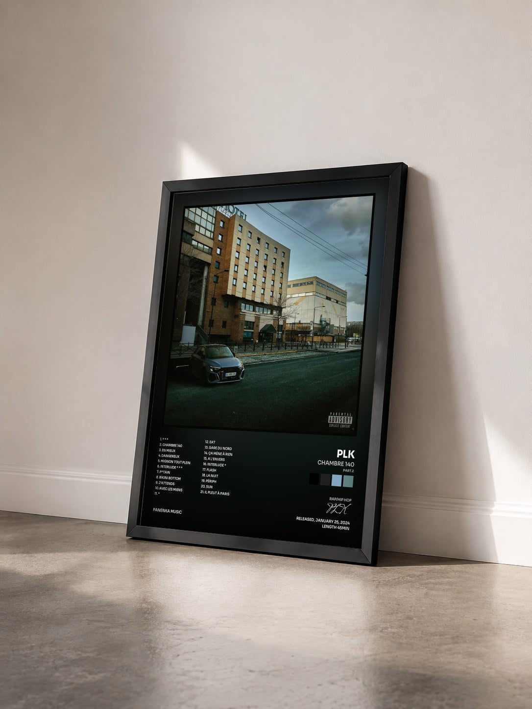 #noir Tableau de l'album Chambre 140 (Part.2) de PLK vu de trois quarts, cadre noir