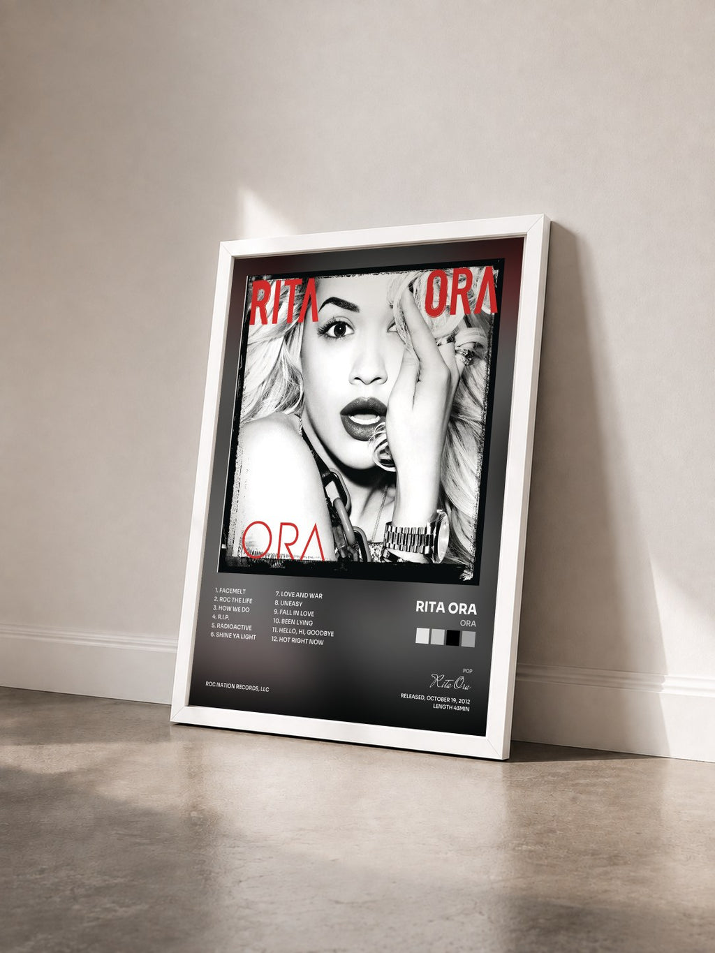 #blanc ORA de Rita Ora en lámina enmarcada vista de tres cuartos, marco blanco