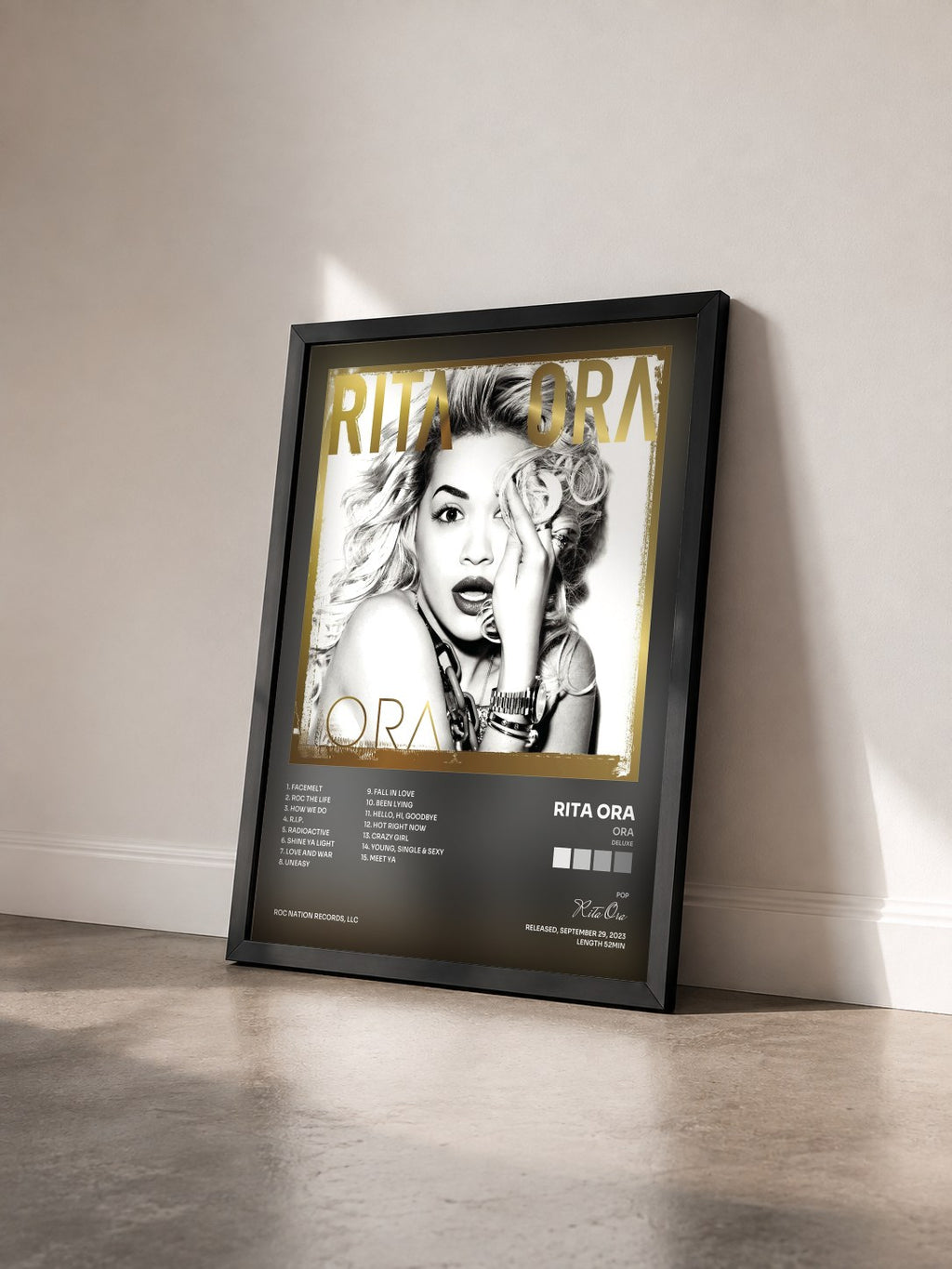 #noir ORA (Deluxe) di Rita Ora in stampa incorniciata vista di tre quarti, cornice nera