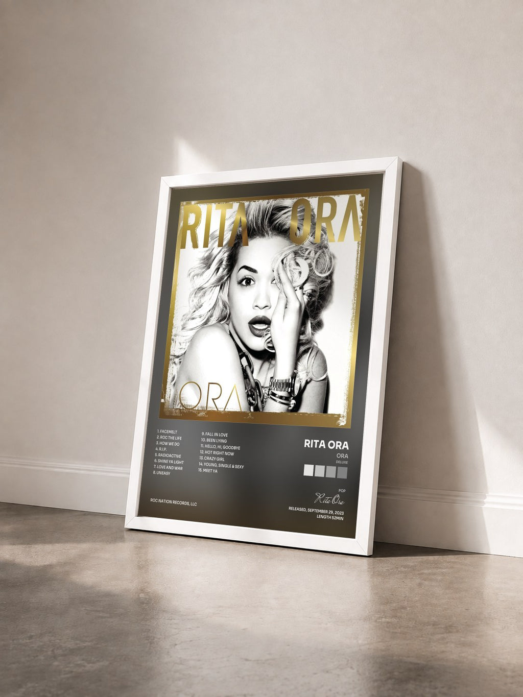 #blanc ORA (Deluxe) di Rita Ora in stampa incorniciata vista di tre quarti, cornice bianca