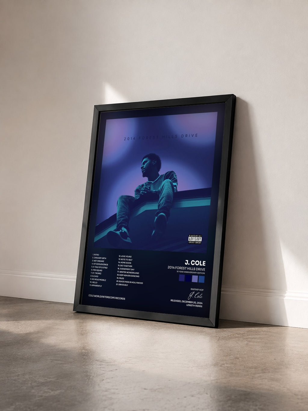 #noir 2014 Forest Hills Drive (10 Year Anniversary Edition) von J. Cole als gerahmter Kunstdruck von schräg gesehen, schwarzer Rahmen