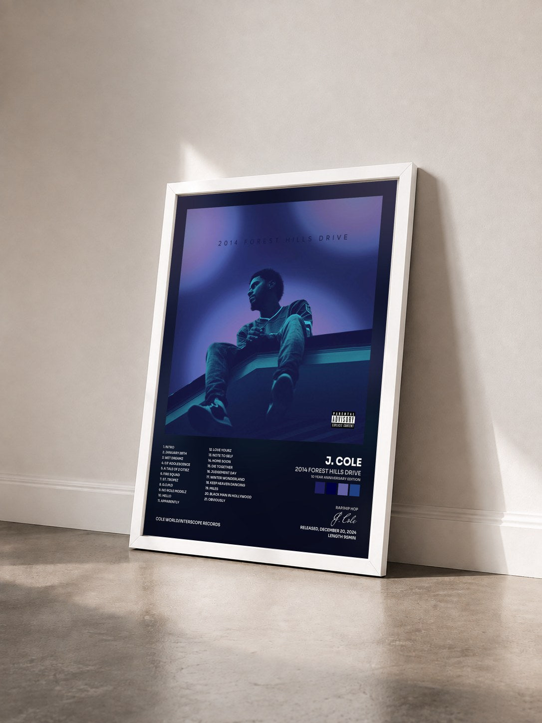 #blanc Tableau de l'album 2014 Forest Hills Drive (10 Year Anniversary Edition) de J. Cole vu de trois quarts, cadre blanc