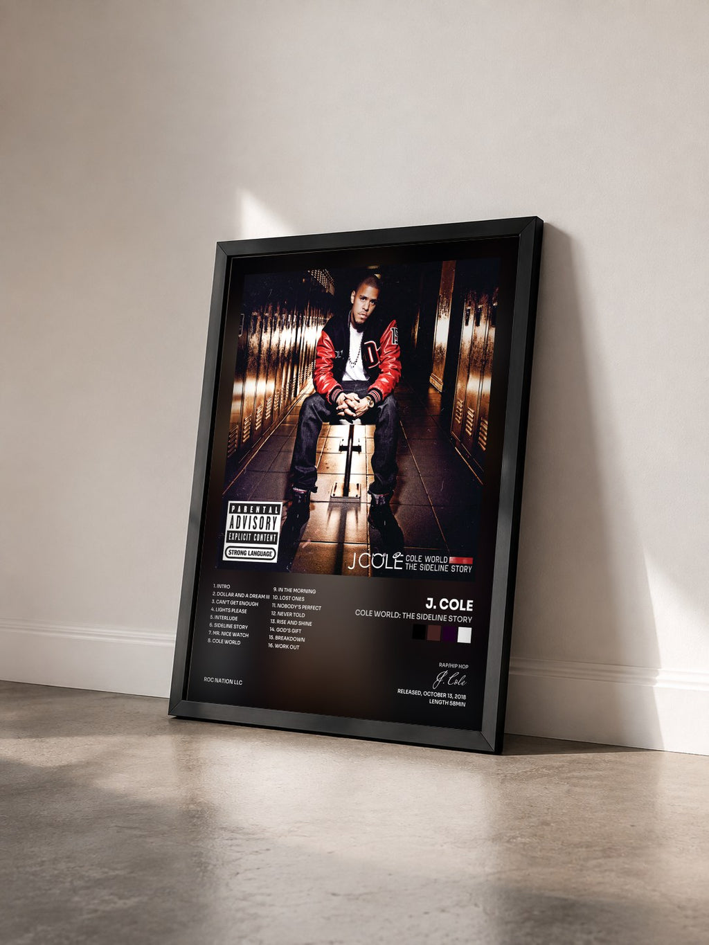 #noir Cole World: The Sideline Story di J. Cole in stampa incorniciata vista di tre quarti, cornice nera