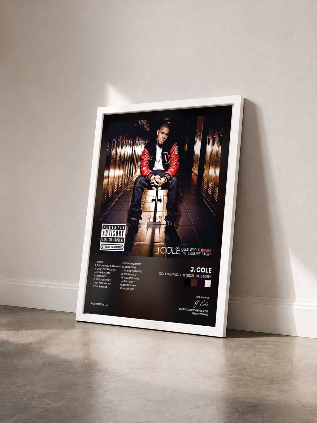 #blanc Cole World: The Sideline Story di J. Cole in stampa incorniciata vista di tre quarti, cornice bianca
