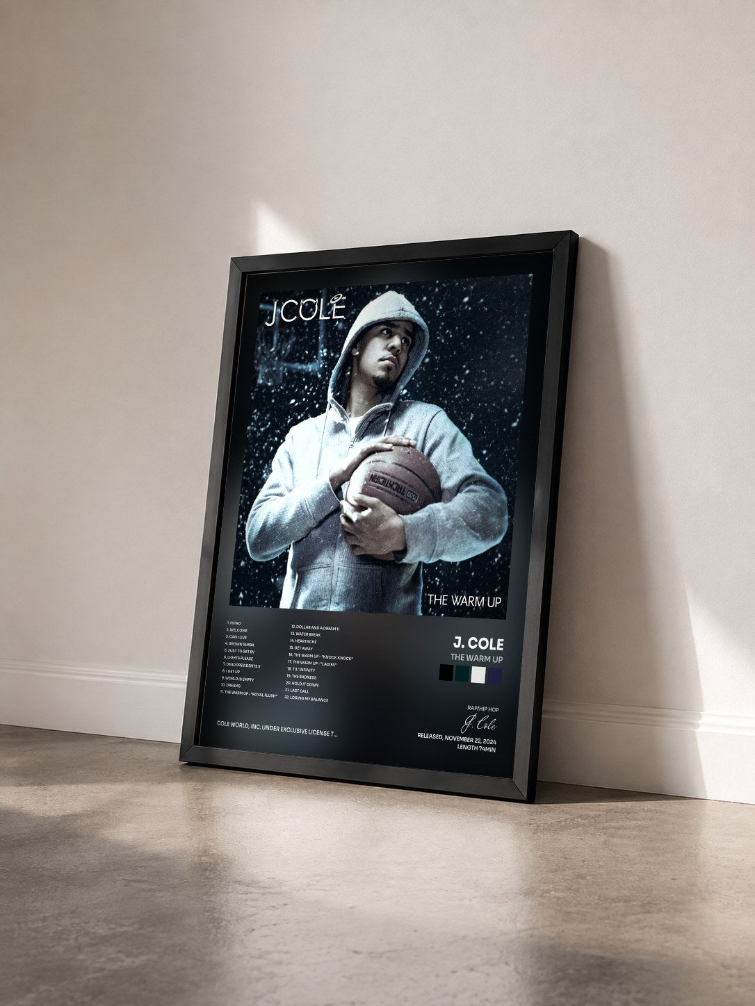 #noir Tableau de l'album The Warm Up de J. Cole vu de trois quarts, cadre noir
