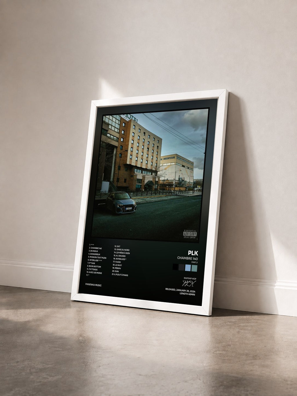 #blanc Tableau de l'album Chambre 140 (Part.2) de PLK vu de trois quarts, cadre blanc