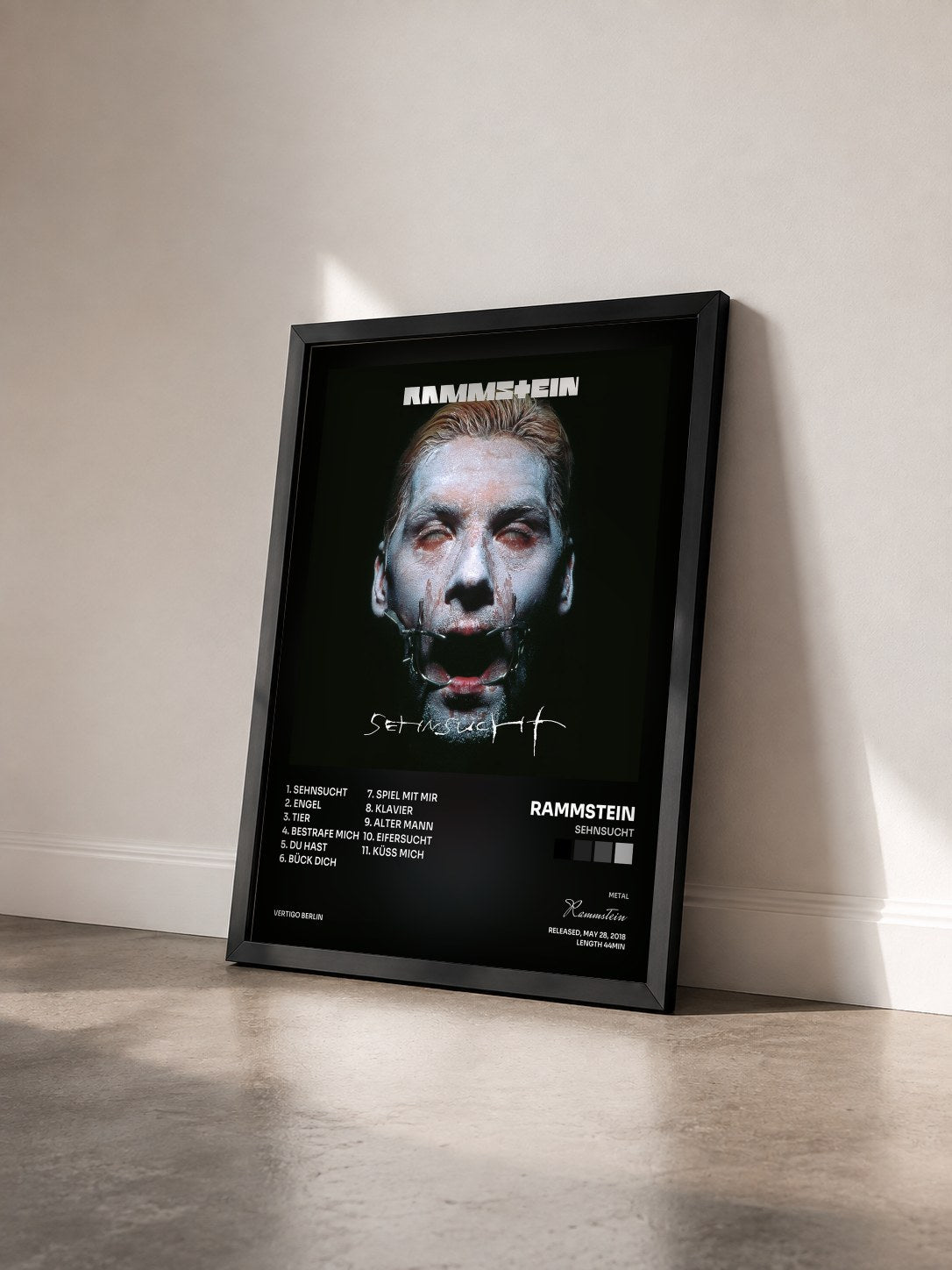 #noir Tableau de l'album Sehnsucht de Rammstein vu de trois quarts, cadre noir