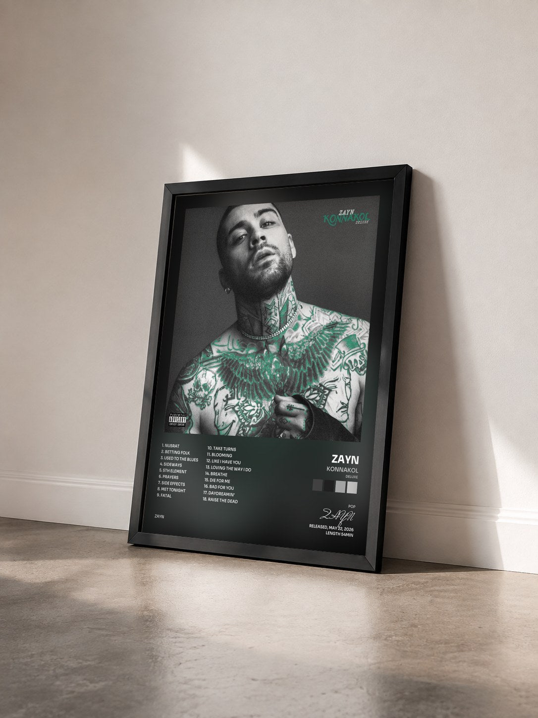 #noir KONNAKOL (Deluxe) de ZAYN en lámina enmarcada vista de tres cuartos, marco negro