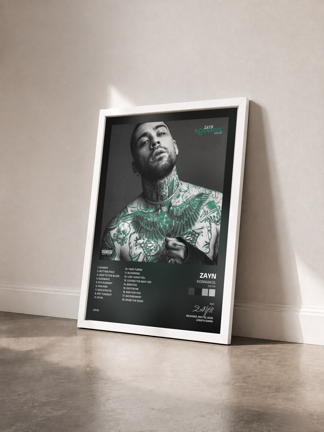 #blanc KONNAKOL (Deluxe) de ZAYN en lámina enmarcada vista de tres cuartos, marco blanco