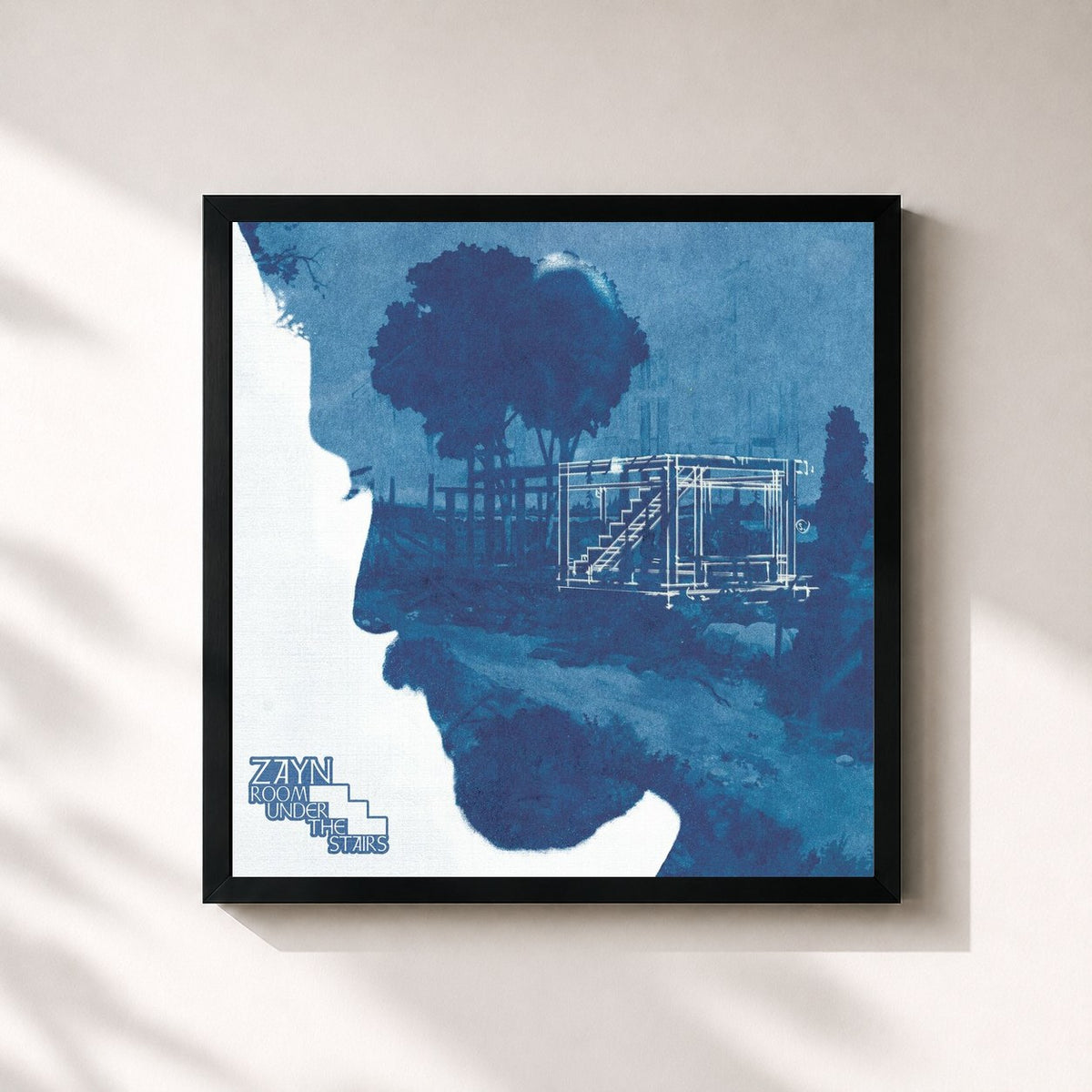 #noir ROOM UNDER THE STAIRS de ZAYN en lámina cuadrada enmarcada, marco negro de 32x32 cm