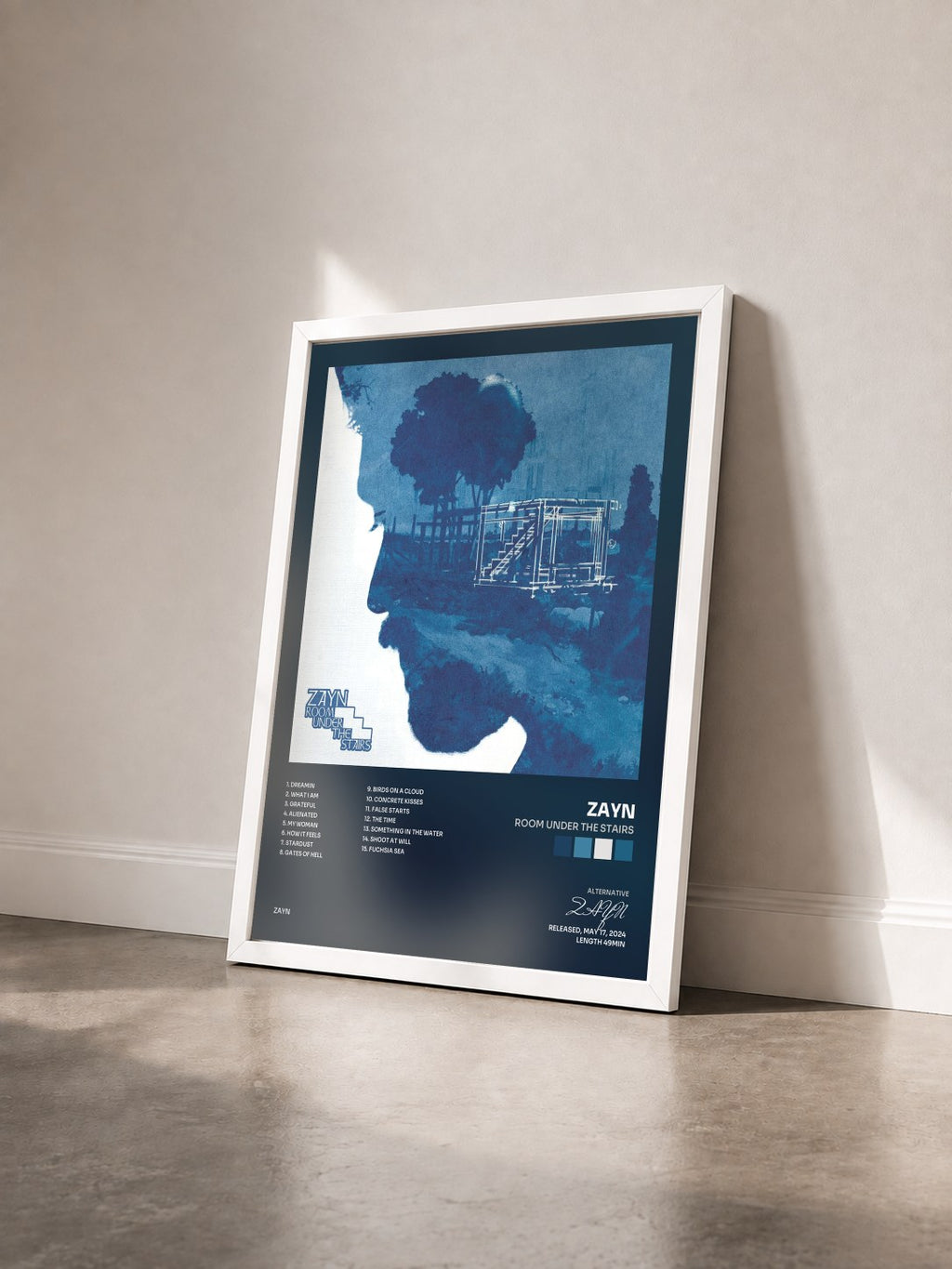 #blanc ROOM UNDER THE STAIRS von ZAYN als gerahmter Kunstdruck von schräg gesehen, weißer Rahmen