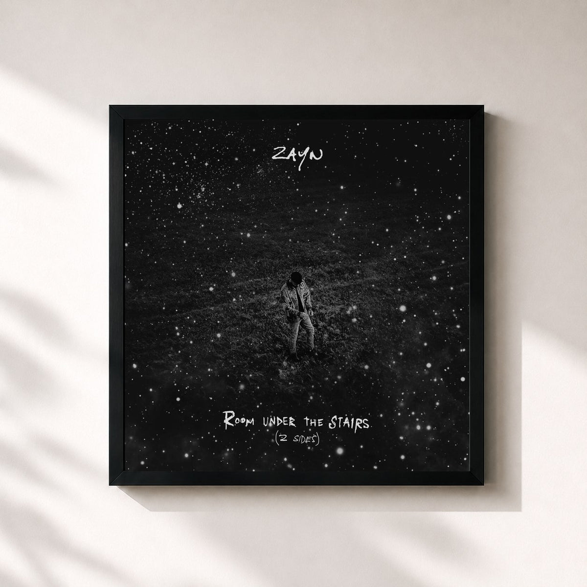 #noir ROOM UNDER THE STAIRS (Z SIDES) de ZAYN en lámina cuadrada enmarcada, marco negro de 32x32 cm