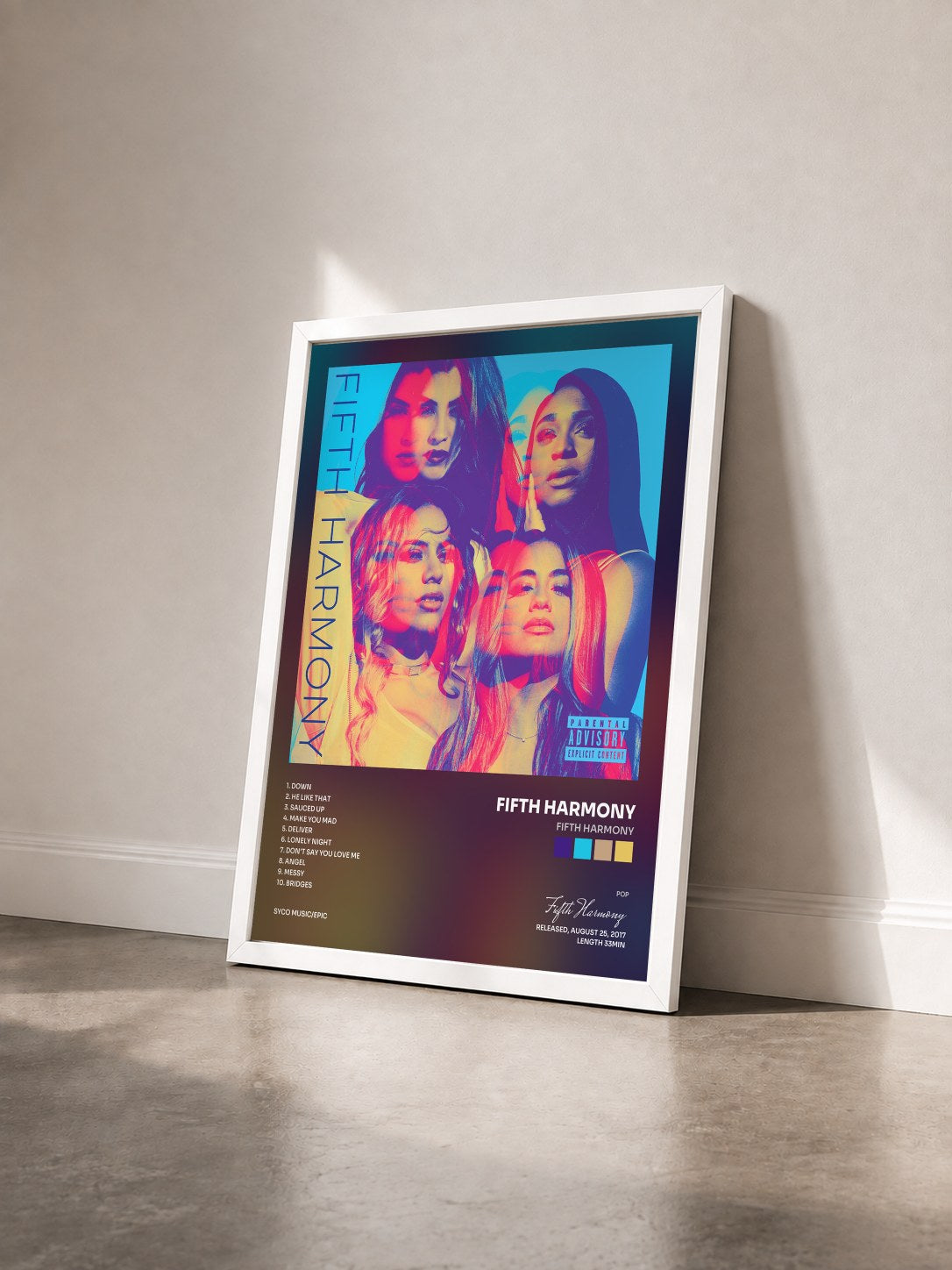 #blanc Fifth Harmony de Fifth Harmony en lámina enmarcada vista de tres cuartos, marco blanco
