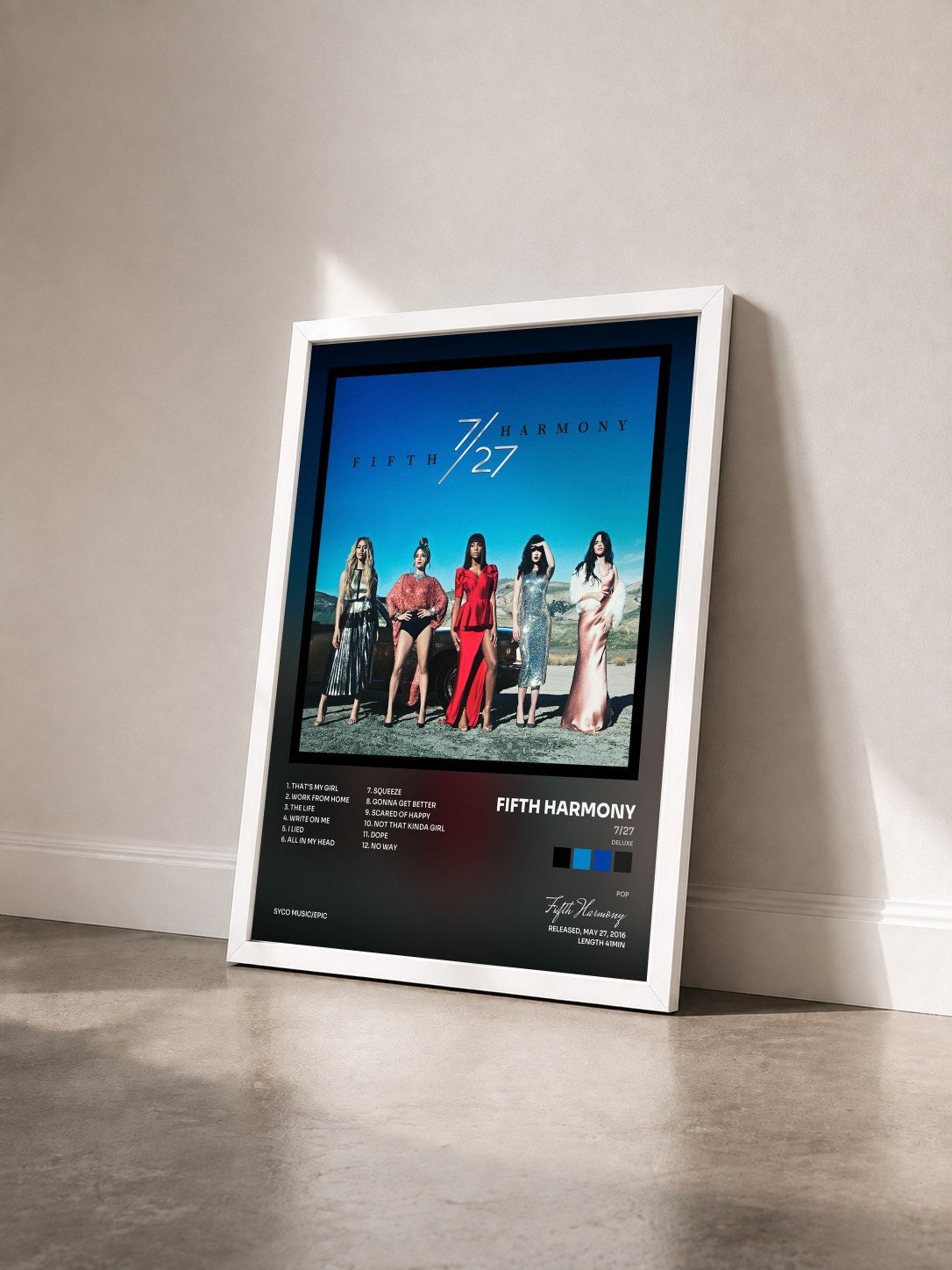 #blanc Tableau de l'album 7/27 (Deluxe) de Fifth Harmony vu de trois quarts, cadre blanc
