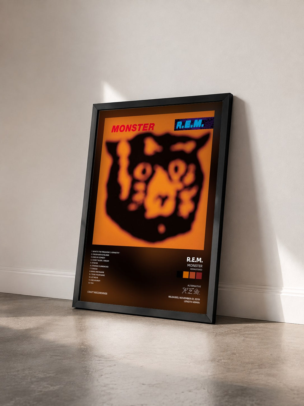 #noir Tableau de l'album Monster (Remastered) de R.E.M. vu de trois quarts, cadre noir