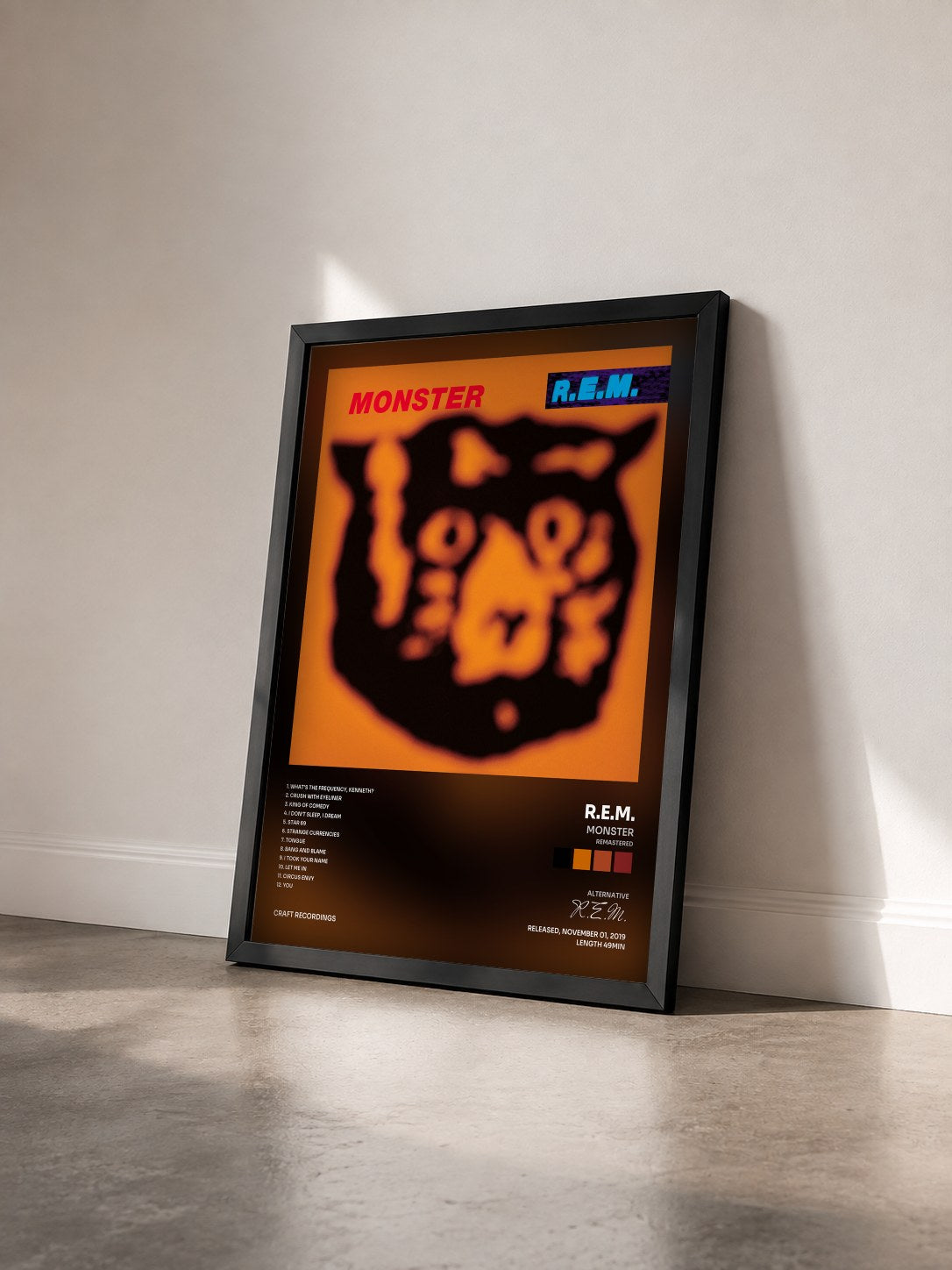 #noir Tableau de l'album Monster (Remastered) de R.E.M. vu de trois quarts, cadre noir