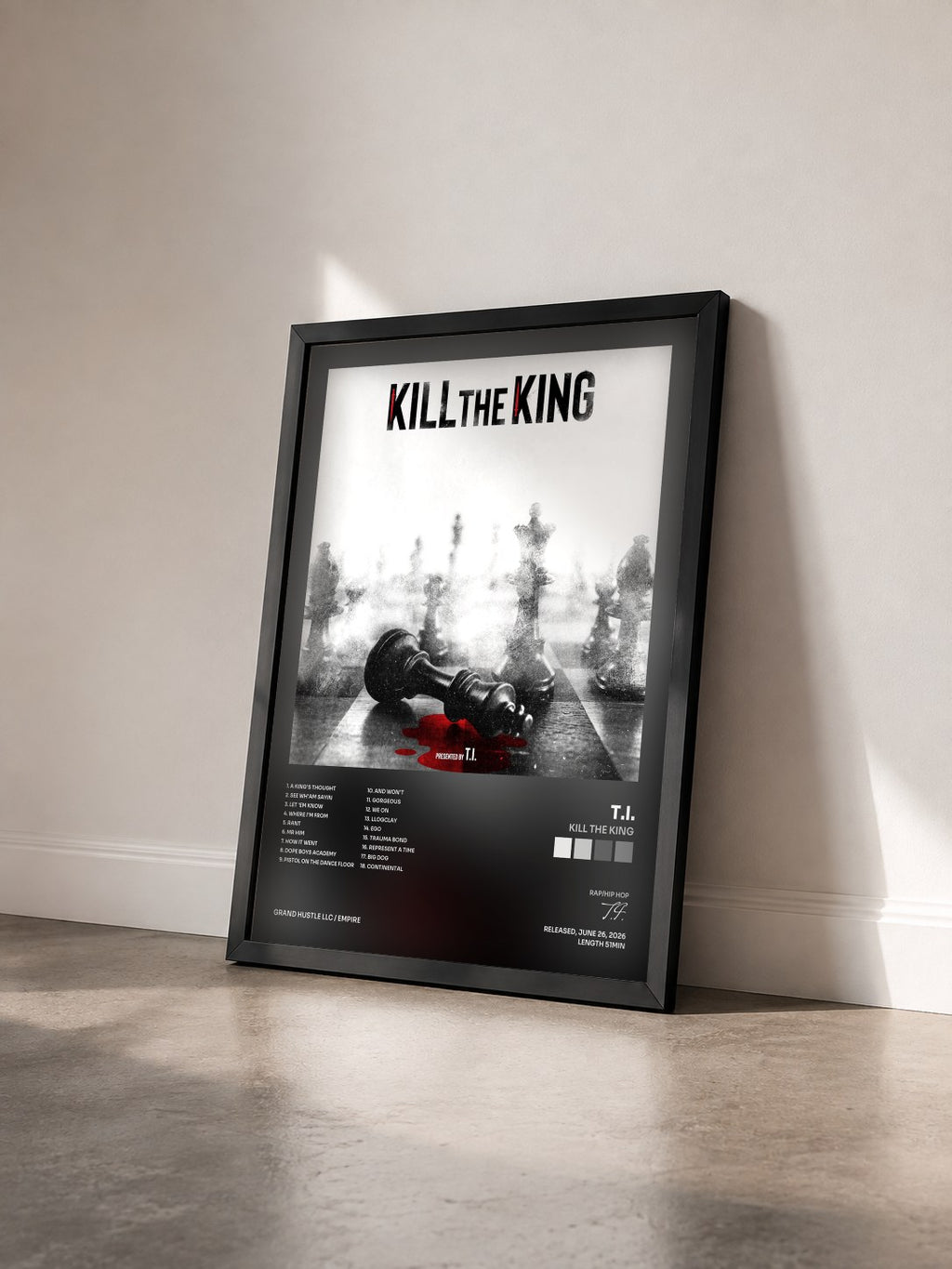 #noir KILL THE KING di T.I. in stampa incorniciata vista di tre quarti, cornice nera