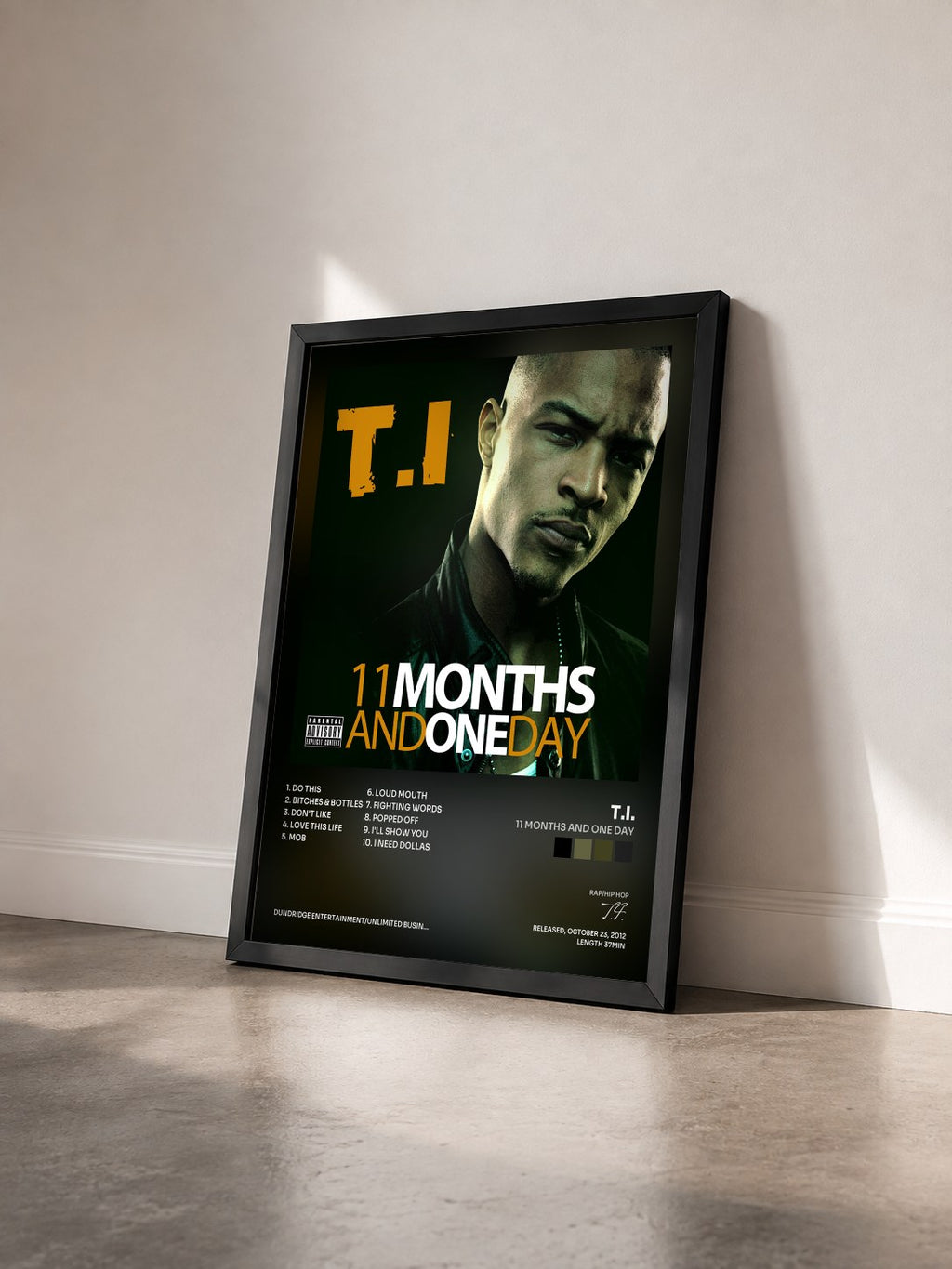 #noir 11 Months and One Day de T.I. en lámina enmarcada vista de tres cuartos, marco negro