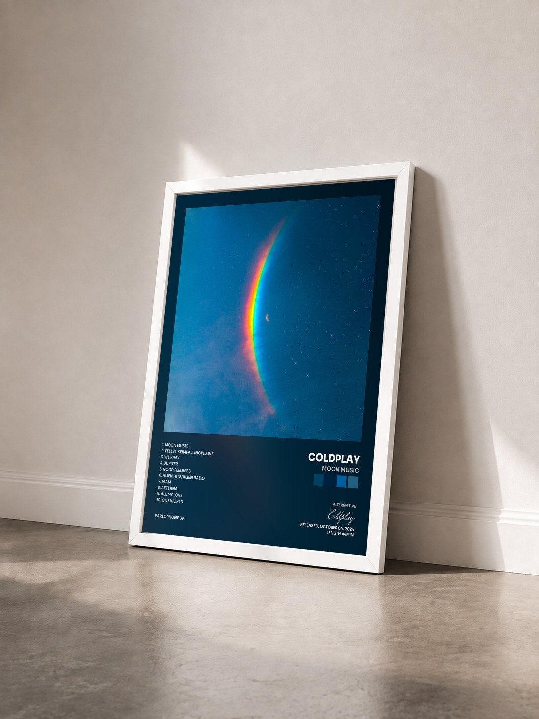 #blanc Tableau de l'album Moon Music de Coldplay vu de trois quarts, cadre blanc