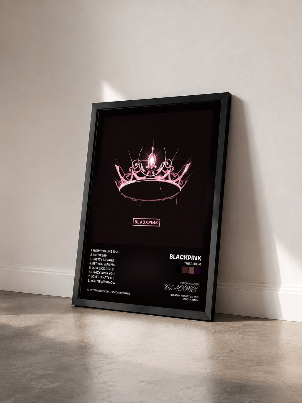 #noir Tableau de l'album THE ALBUM de BLACKPINK vu de trois quarts, cadre noir
